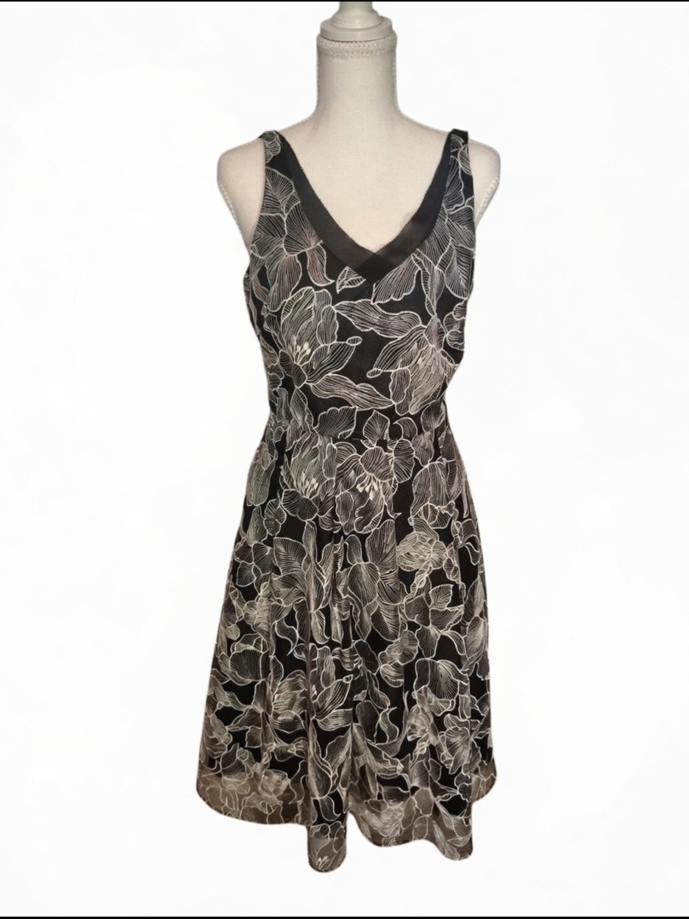 White House Black‎ Market Black and White Floral V-Neck Midi Dress Nwt Size 4